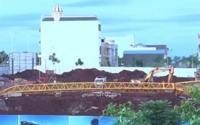Sập giàn giáo, 2 công nhân rơi từ độ cao 30m xuống đất bất tỉnh