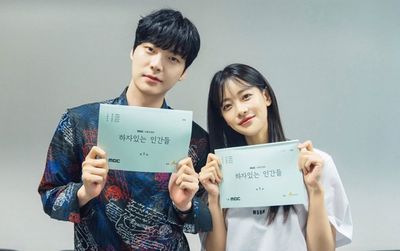 Ahn Jae Hyun đẹp đôi bên Oh Yeon Seo tại buổi đọc kịch bản 'People With Flaws', xác nhận lịch phát sóng