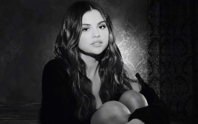 Vừa comeback đã bị anti-fan ném đá, Selena Gomez đáp trả mạnh mẽ thế này đây