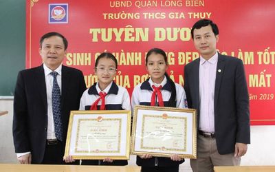 Tuyên dương 2 nữ sinh nhặt được ví tiền 20 triệu đồng trả lại người mất