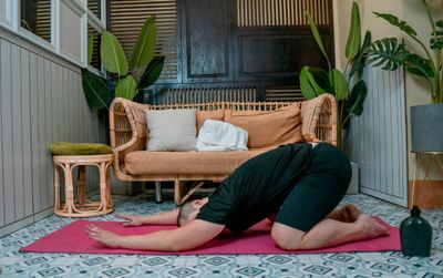 Cười bể bụng với bài tập Yoga bá đạo từ bác sĩ vui tính đang gây sốt cộng đồng