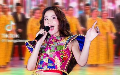 Dàn hợp xướng Indonesia hát See Tình của Hoàng Thùy Linh