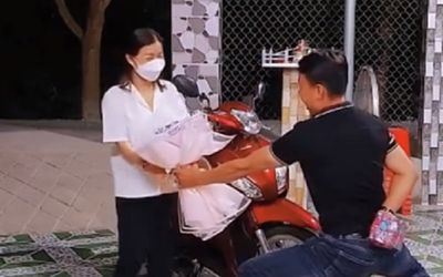 Vợ vừa về đến sân, chồng vội lao ra rồi có hành động khiến ai nấy cũng ghen tỵ