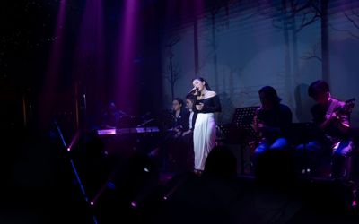 Nữ ca sĩ Việt khóc nức nở vì bị hủy 3 show diễn một đêm