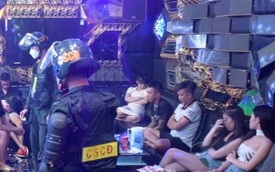 Nam thanh nữ tú tụ tập trong phòng karaoke rồi thản nhiên 'làm bậy'