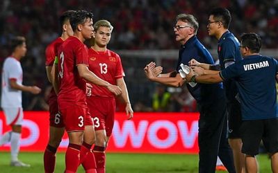 HLV Troussier cần thời gian và tuyển Việt Nam liệu có phù hợp chơi kiểm soát bóng?
