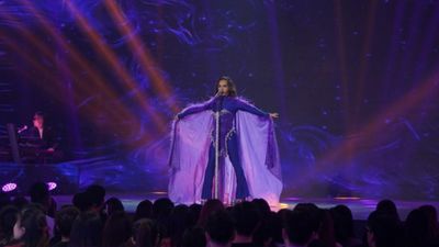 Lê Khoa 'nhuộm tím' sân khấu Vietnam Idol, biến hoá thế nào với hit của Tóc Tiên