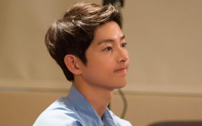 Song Joong Ki lộ diện với vẻ ngoài phờ phạc, biết lý do ai cũng thương