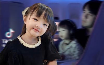 Con gái Đông Nhi hát hò say sưa khi ngồi trên máy bay