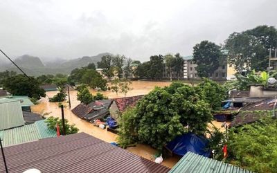 Nước lũ dâng cao chạm nóc nhà, một thị trấn bị cô lập trong biển nước