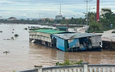 Phút gay cấn cứu sống 4 người trên nhà hàng nổi bị lũ cuốn ra biển