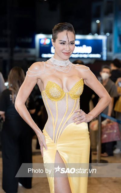 Thảm đỏ Miss Universe VN: Phương Mai - Miss Charm đại chiến cực căng