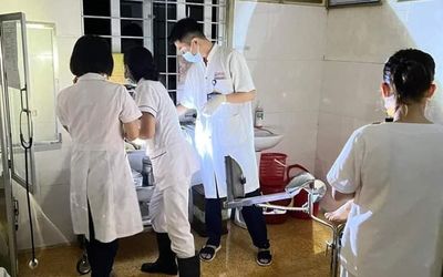 Sản phụ ở Nghệ An hạ sinh bé trai giữa tâm lụt