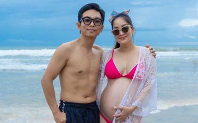 Khánh Thi diện bikini khoe bụng bầu tháng cuối thai kỳ