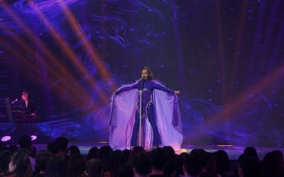 Lê Khoa 'nhuộm tím' sân khấu Vietnam Idol, biến hoá thế nào với hit của Tóc Tiên