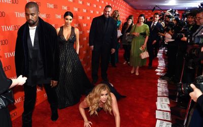 Sao Hollywood và những khoảnh khắc sượng trân trên thảm đỏ, 'độn thổ' cũng không hết xấu hổ