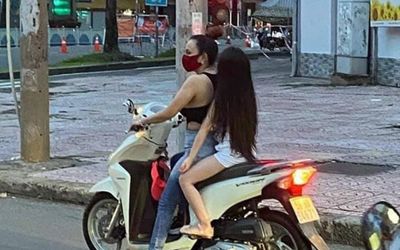 'Chị đại quận 4' tái xuất đã nghiêm chỉnh đeo khẩu trang nhưng vẫn bị dân mạng soi ra 1 lỗi