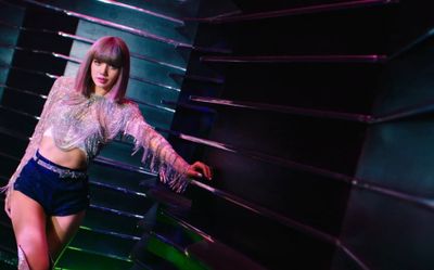 Lisa Black Pink khoe sắc vóc vạn người mê trong MV đẳng cấp Hollywood