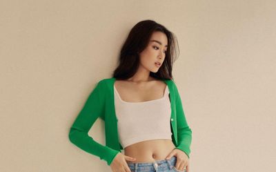 Đỗ Mỹ Linh dạo này bạo quá, khoe eo với croptop lại còn zoom cận cảnh