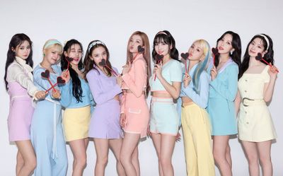 TWICE lẹt đẹt trên BXH nhạc số, ấy vậy album vẫn làm nên chuyện lớn tại Billboard