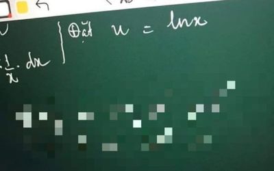 Không một học trò nào giơ tay phát biểu, cô giáo ghi dòng chữ này lên bảng bày tỏ sự 'bất lực'