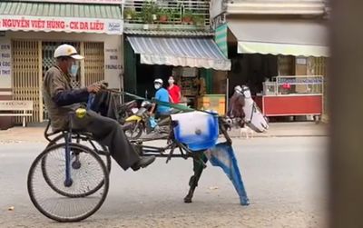 Clip: Giá xăng tăng cao, người đàn ông cưỡi con 'ngựa sắt' tự chế ra đường khiến ai cũng trầm trồ