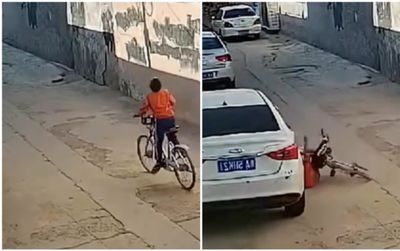 Ngậm bánh, tung tăng đạp xe rồi lao vào ô tô đỗ ven đường, hành động sau đó của cậu bé gây cười xỉu