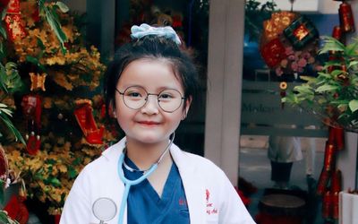 Hóa thân thành bác sĩ, mẫu nhí Annie Phương Anh 'đốn tim' cư dân mạng