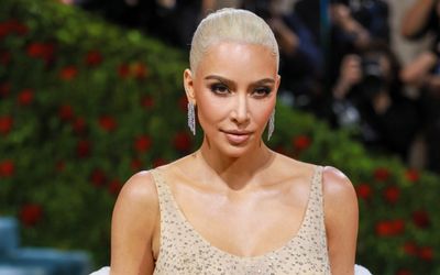 Chế độ ăn kiêng cho Met Gala có gì mà khiến Kim Kardashian đau đớn, không thể cử động tay?