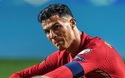 Ronaldo - Kẻ cuồng bản thân 'thổi bay' Bồ Đào Nha khỏi World Cup 2022