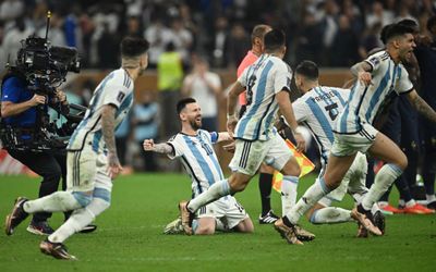 Khoảnh khắc Messi ăn mừng sung sướng cùng Cúp vàng thế giới