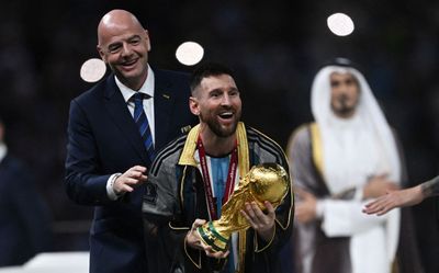 FIFA 'tát vào mặt' Ronaldo: Messi hay nhất mọi thời đại!