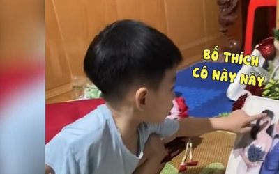 'Cười xỉu' khoảnh khắc bé trai nhìn ảnh cưới của bố mẹ rồi nũng nịu: Con không thích cô này