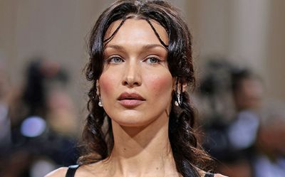 Được mệnh danh là 'người phụ nữ đẹp nhất thế giới', Bella Hadid vẫn cảm thấy tự ti về ngoại hình