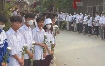 Nghẹn ngào hình ảnh học sinh xếp thành hàng dài, tay cầm hoa cúc trắng tiễn biệt cô giáo lần cuối cùng