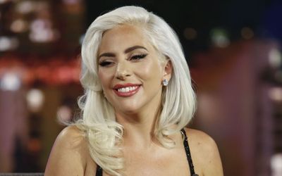 Massage bằng điện và loạt bí quyết giúp Lady Gaga có làn da không tì vết