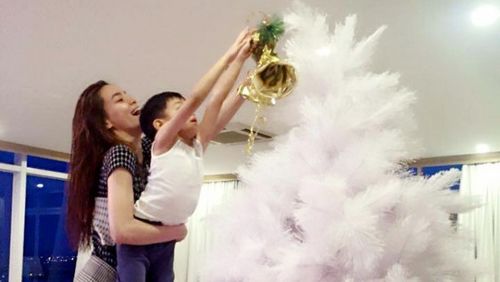 Mẹ con Hồ Ngọc Hà trang trí cây thông đón Noel sớm