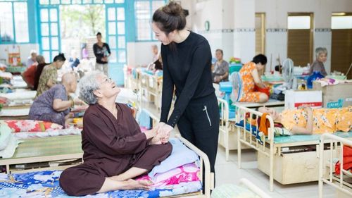 Khánh My rơi nước mắt trước hoàn cảnh khốn khó của người già neo đơn