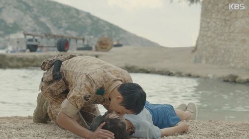 Song Joong Ki hô hấp nhân tạo cứu người đẹp thoát chết trong gang tấc