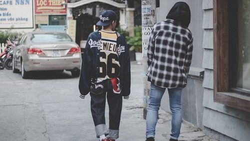 Style mặc ngược: Tín đồ thời trang bỏ sơ mi kết thân cùng bomber