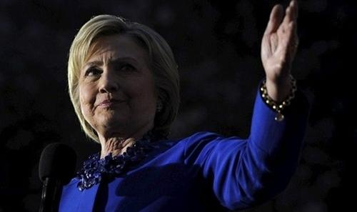 Bí ẩn về chiếc vòng tay bất ly thân của vợ chồng bà Hillary Clinton