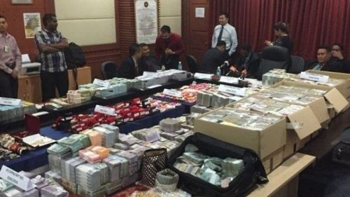 Hết hồn với núi tiền mặt trong nhà quan tham nhũng Malaysia