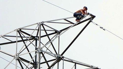 Thanh niên cố thủ trên trụ điện cao thế nhiều giờ