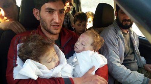 Người cha vĩnh biệt 2 con sinh đôi sau vụ tấn công hóa học ở Syria