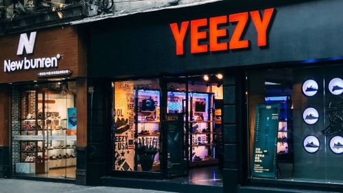 Bao nhiêu nơi không mở, rục rịch ở Trung Quốc làm gì cho bị 'hớt tay trên' vậy Yeezy?