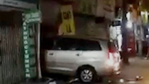 Nhiều người hoảng loạn chứng kiến xe ô tô lao thẳng vào nhà hàng xóm