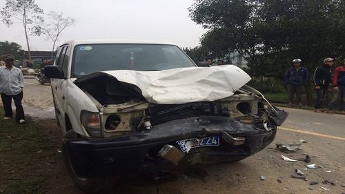 Xe biển xanh đâm nát xe máy, 3 thanh niên chết thảm