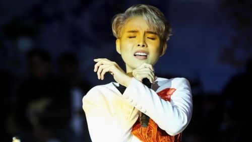 Hậu 'lột xác' thành công, Vũ Cát Tường chiêu đãi fan 13 ca khúc hát live liên tục