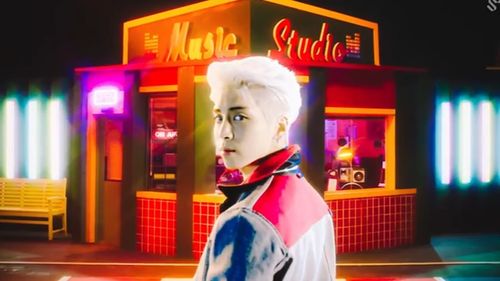 Chẳng thể ngờ MV cuối cùng của Jonghyun (SHINee) thực hiện lại đầy sắc màu thế này!