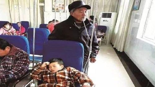 Sợ cháu bị lạnh, ông nội đứng ngậm ống truyền suốt 2 giờ đồng hồ